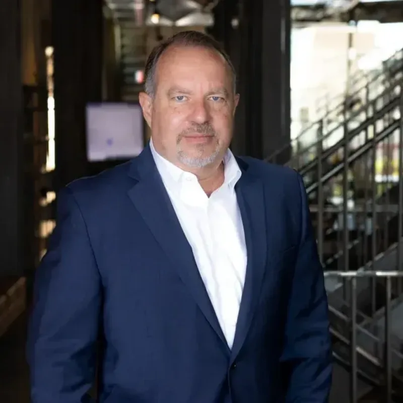 Mace Miller — Socio Administrador